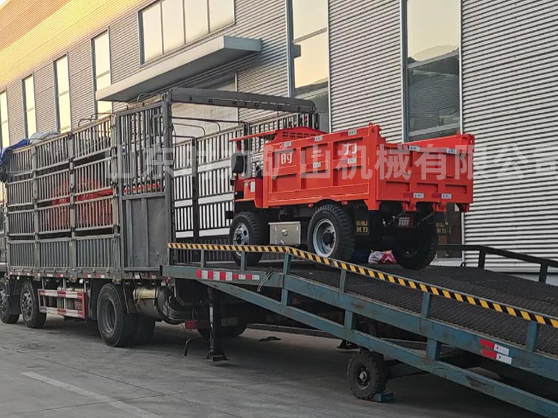 載重4噸電動(dòng)四輪自卸車(chē)發(fā)往河南